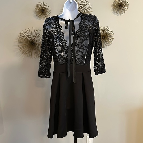 Elegant Black Lace Dress - Picture 3 of 4